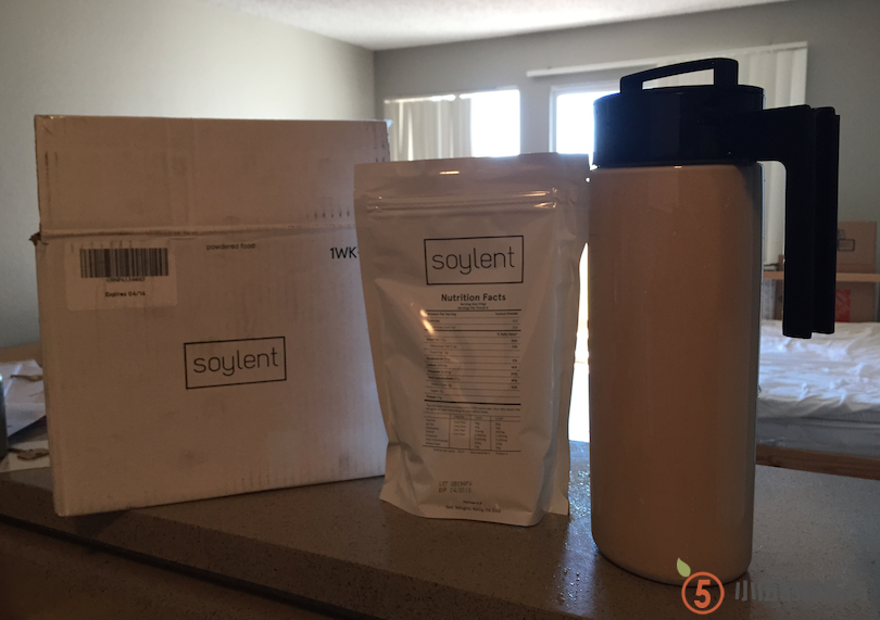 Soylent 的外盒、包装和一罐泡好的 Soylent 液体