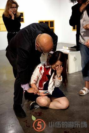纽约华裔女大学生艺术展上用刀伤人：我就要看她流血